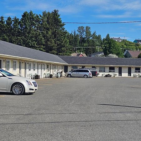 Resto Pub Motel Le Madub L'Isle-Verte Exterior foto