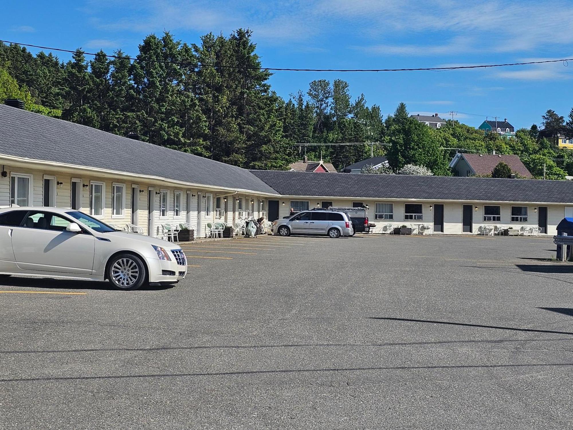 Resto Pub Motel Le Madub L'Isle-Verte Exterior foto